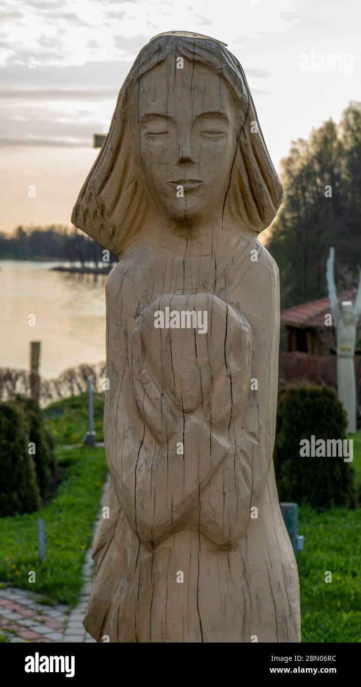 AGLONA, LETTLAND – 3. MAI 2020: Christus der König Hügel Skulpturenpark in der Aglona, Lettland ein schöner Naturpark aus Holzskulpturen zu Ehren von Stockfoto