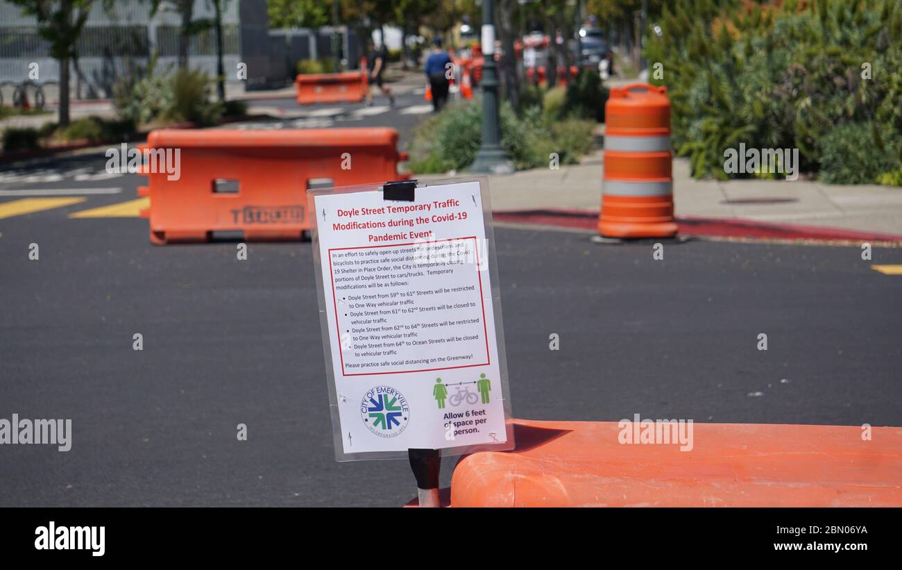 Straße für Fahrräder und Fußgänger nur für COVID19 Sicherheitsprotokolle geschlossen, um Bewegung und soziale Distanzierung zu ermöglichen. Emeryville, CA, USA. Stockfoto