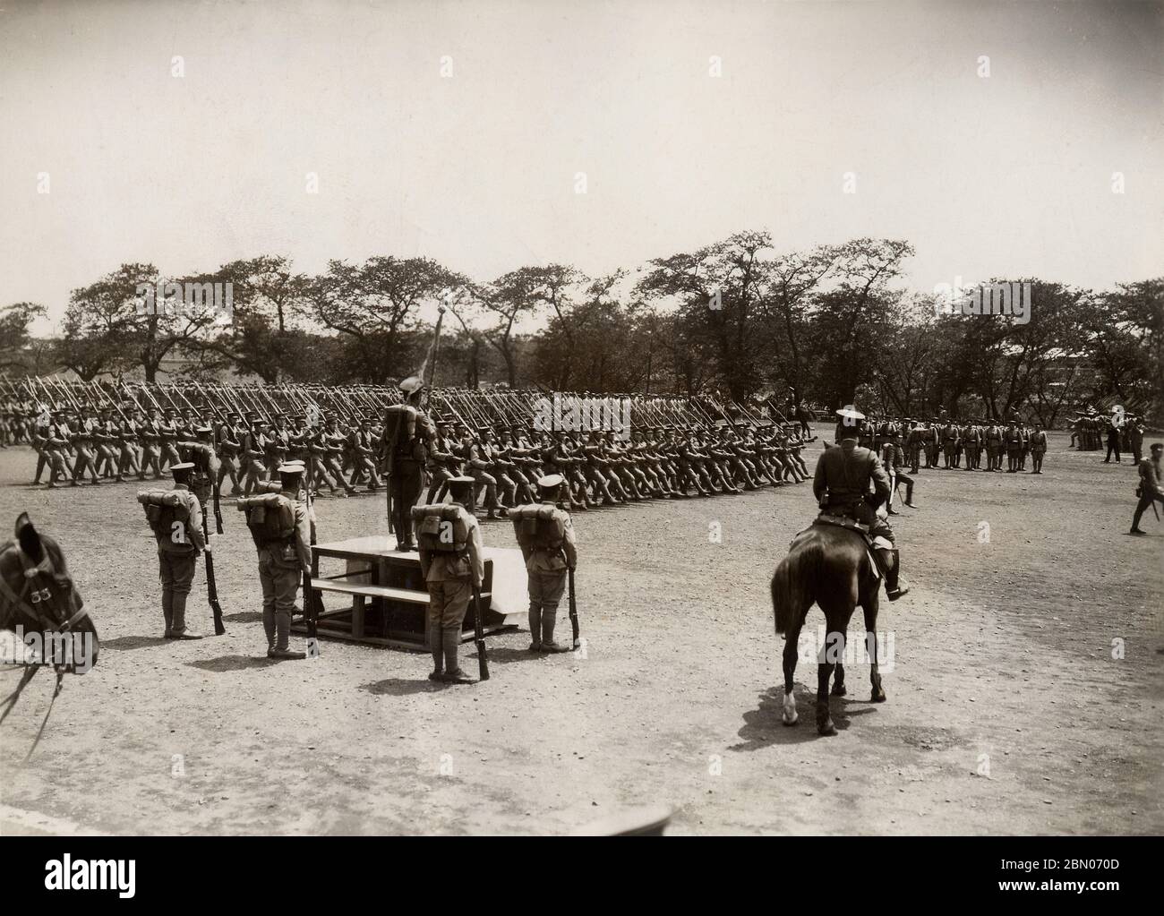 [ 1930er Jahre Japan - Imperial Japanese Army Truppe Rückblick ] - Rückblick auf die Truppen der 1. Division der Kaiserlichen Japanischen Armee (第1師団, Dai-ichi shidan) durch ihren kommandierenden Offizier Generalleutnant Kyosuke Kawamura (河村恭輔中将, 1883–1950) vor ihrer Abreise nach der Mandschurei, 1936 (Showa 11). Die Beamten dieser Abteilung waren in den Putschversuch vom 26. Februar 1936, bekannt als der Vorfall vom 26. Februar (二・二六事件, Niniroku Jiken), verwickelt. Silberdruck mit Gelatine aus dem 20. Jahrhundert. Stockfoto