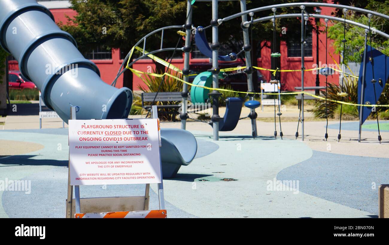 Schild für geschlossenen Stadtpark und Spielplatz mit gelbem Klebeband wegen Coronavirus COVID19 Ausbruch. Doyle Hollis Park, Emervyille, CA. Stockfoto