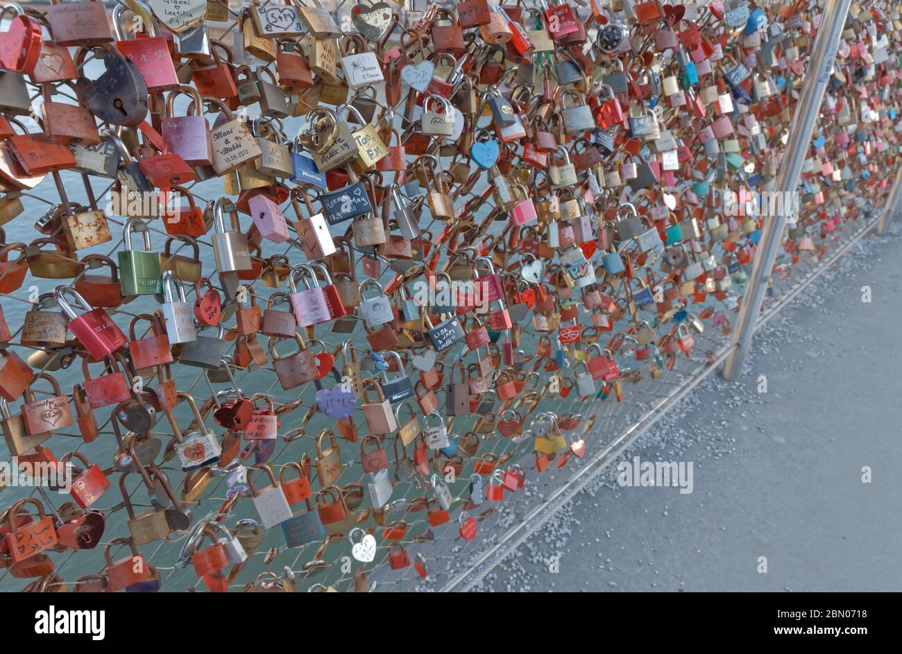 Bunte Liebesschlösser auf der Makartsteg-Brücke in Salzburg Österreich Stockfoto