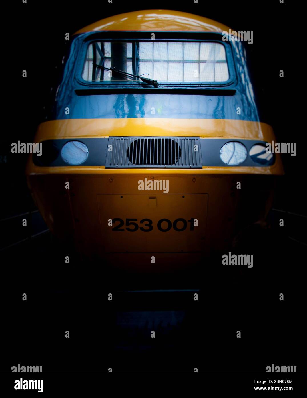 British Rail Intercity 125 (Class 43 HST) in original blaugrau wird zum festen Bestandteil im National Railway Museum Stockfoto