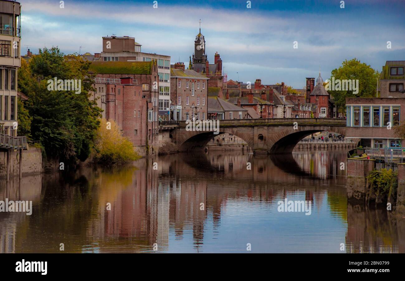 Spiegelung des Flussufers in York, Großbritannien Stockfoto