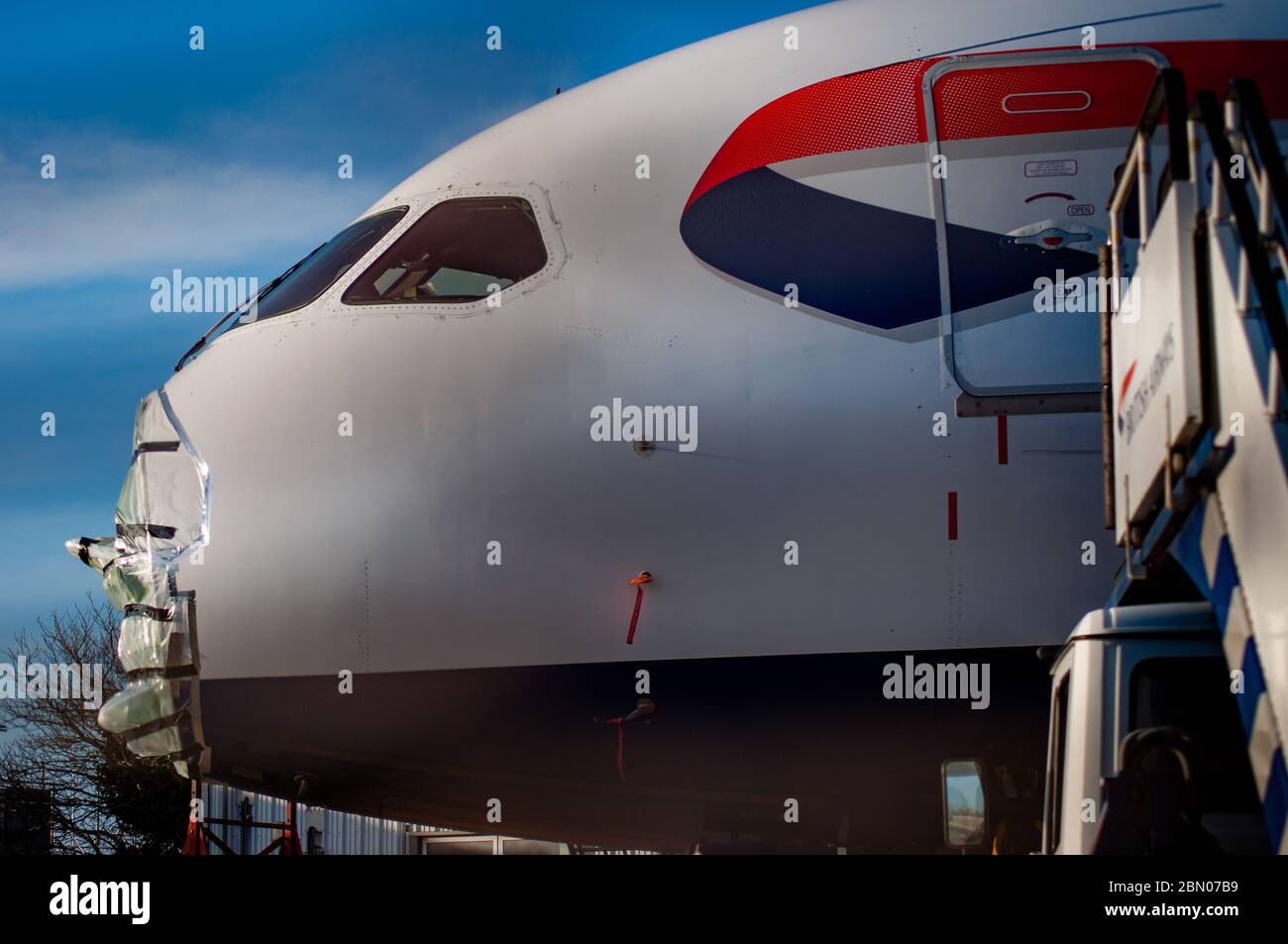 British Airways 787 Dreamliner mit zur Wartung entferntem Nasenkonus und Schutz durch Kunststofffolien, die mit Gaffa-, Kanal- oder Entenband befestigt sind. Stockfoto