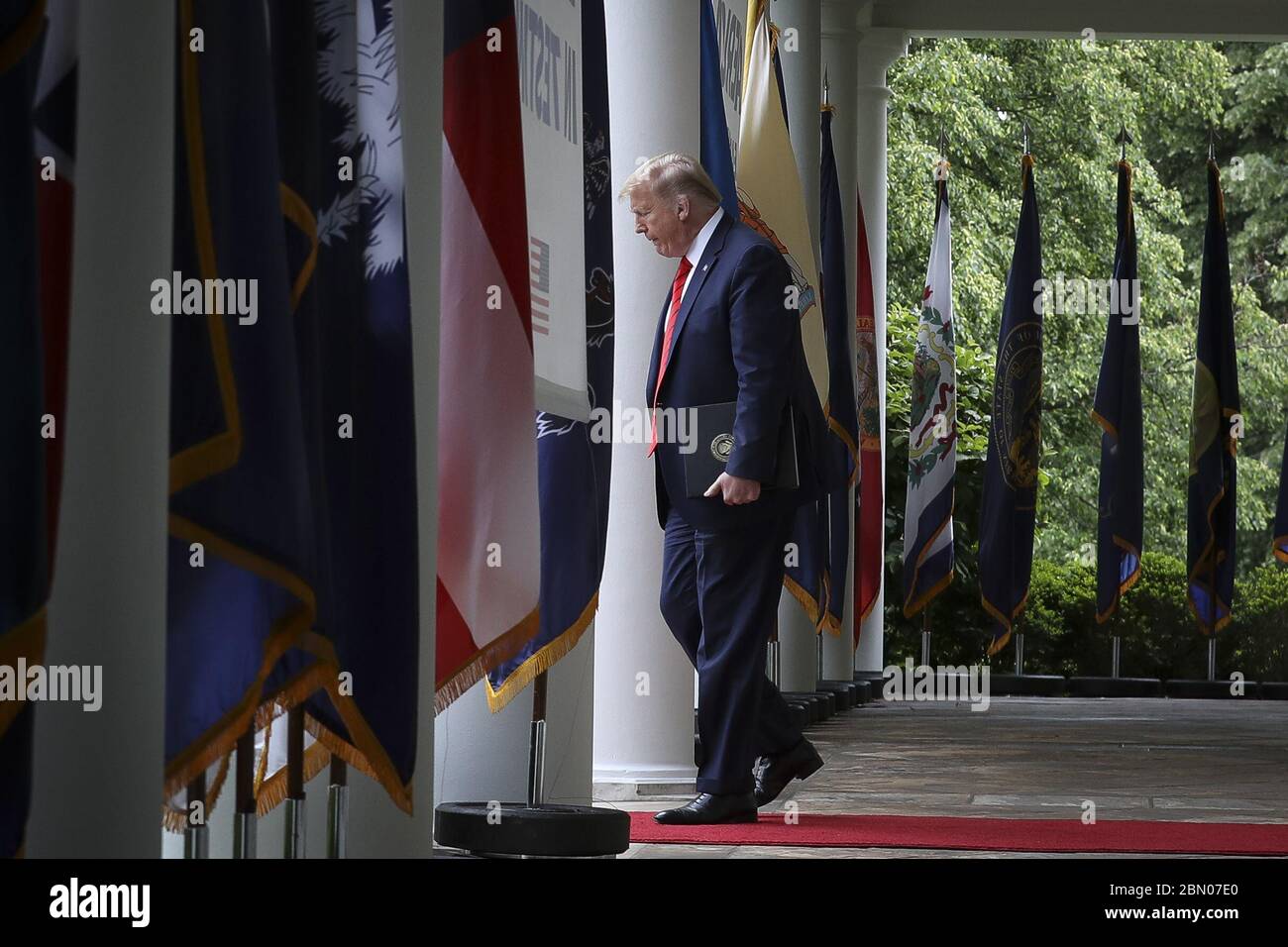 Washington, Usa. Mai 2020. Präsident Donald Trump geht während einer Pressekonferenz über die COVID-19-Tests im Weißen Haus am Montag, den 11. Mai 2020 in Washington, DC, in Richtung Rosengarten. Die meisten Mitarbeiter des Weißen Hauses werden verpflichtet, im Westflügel des Weißen Hauses Gesichtsmasken zu tragen, die nach neuen Richtlinien erstellt werden. Foto: Oliver Contreras/UPI Quelle: UPI/Alamy Live News Stockfoto