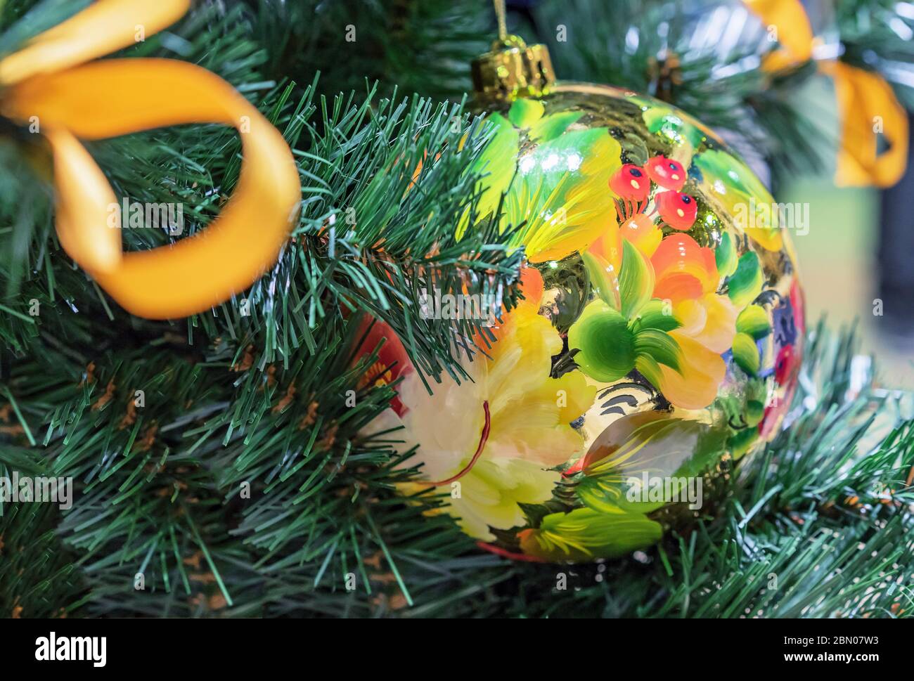 Weihnachtskugel mit mehrfarbigen Acrylfarben bemalt. Stockfoto