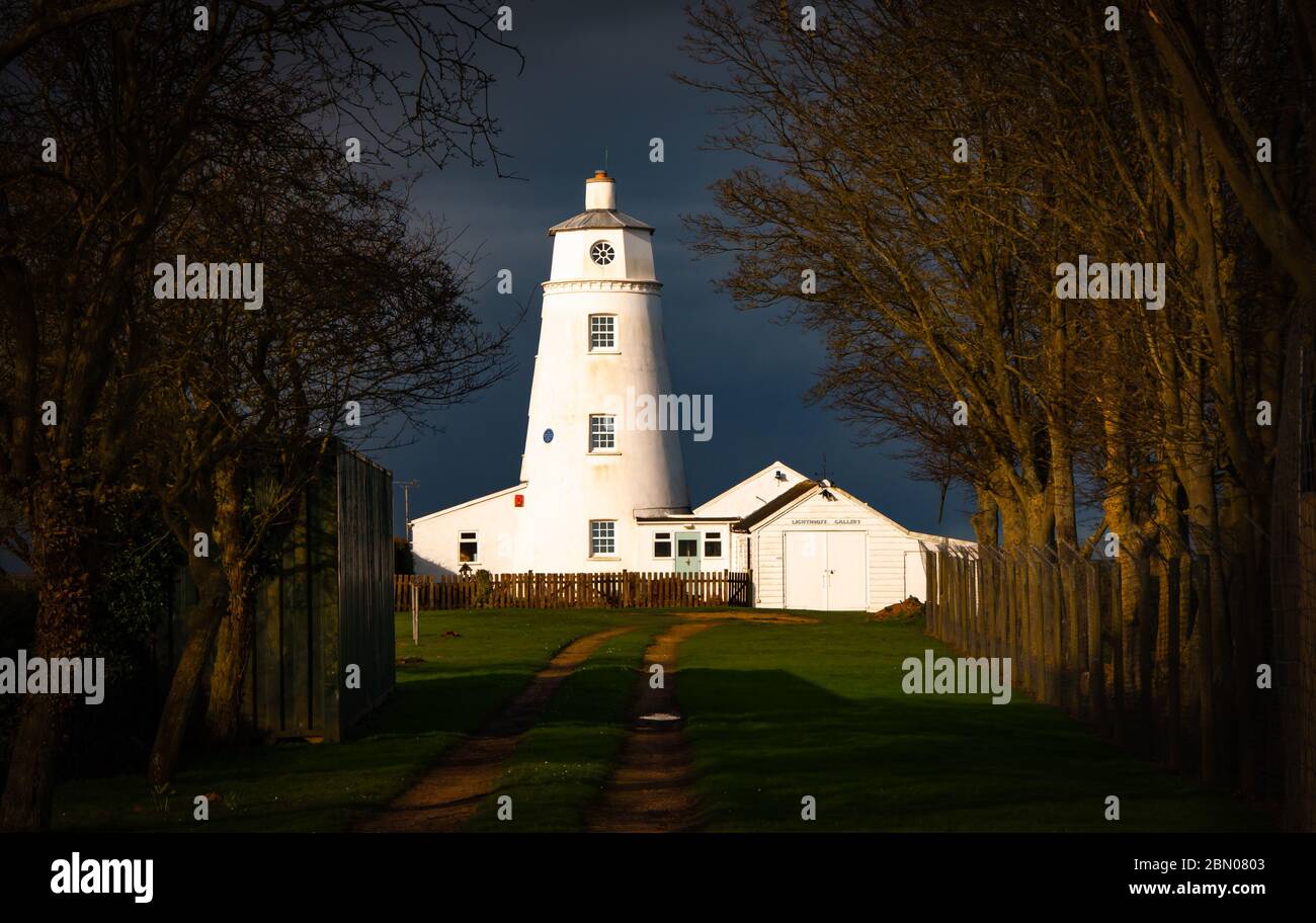 Wintersonneneinfall auf East Bank Lighthouse berühmt für die Snow Goose, gegen einen stürmischen Himmel in Sutton Bridge, River Nene, Spalding, Lincolnshire Stockfoto