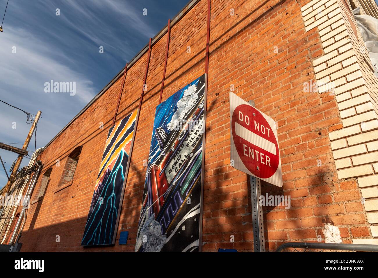 Öffentliche Kunsthalle an der Seite eines historischen Gebäudes in der Innenstadt von Bend, Oregon mit einer anderen Perspektive Stockfoto