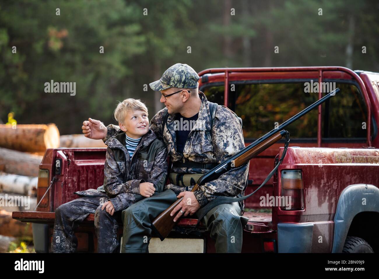 Hunter mit seinem Sohn während der Rest sitzt in der Pickup-Truck Stockfoto