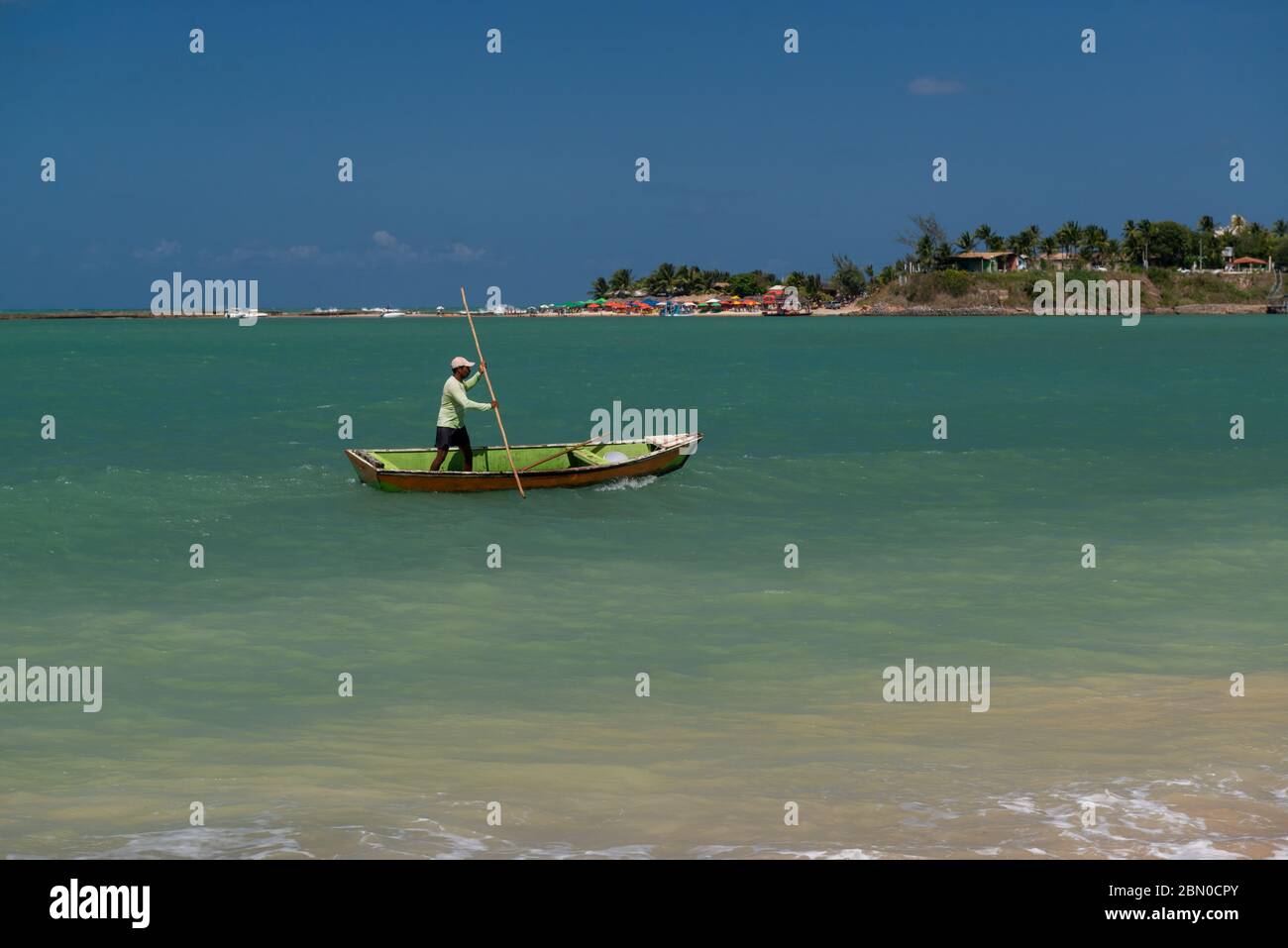 Kleines Boot mit Fischer. Stockfoto
