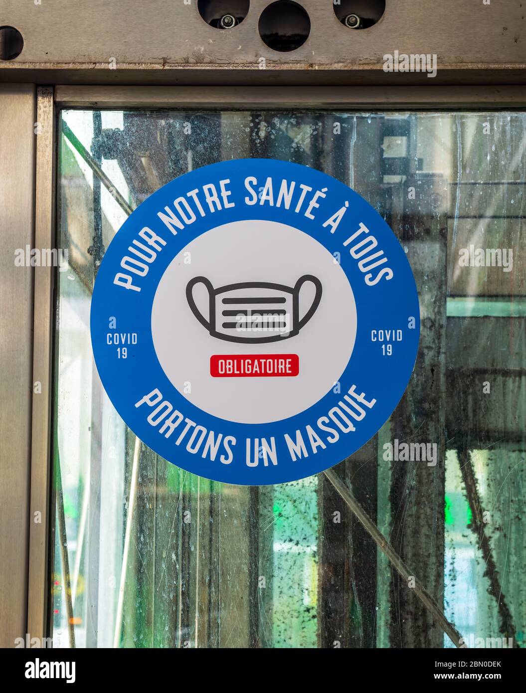 Obligatorische Maske Aufkleber in Paris Metro während der covid-19 Epidemie Stockfoto