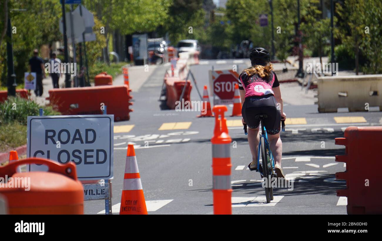 Fahrradfahrer auf der Straße für COVID19 geschlossen, nur für Fußgänger und Fahrräder, um Bewegung zu ermöglichen und soziale Distanzierung zu unterstützen. Emeryville, CA, USA. Stockfoto