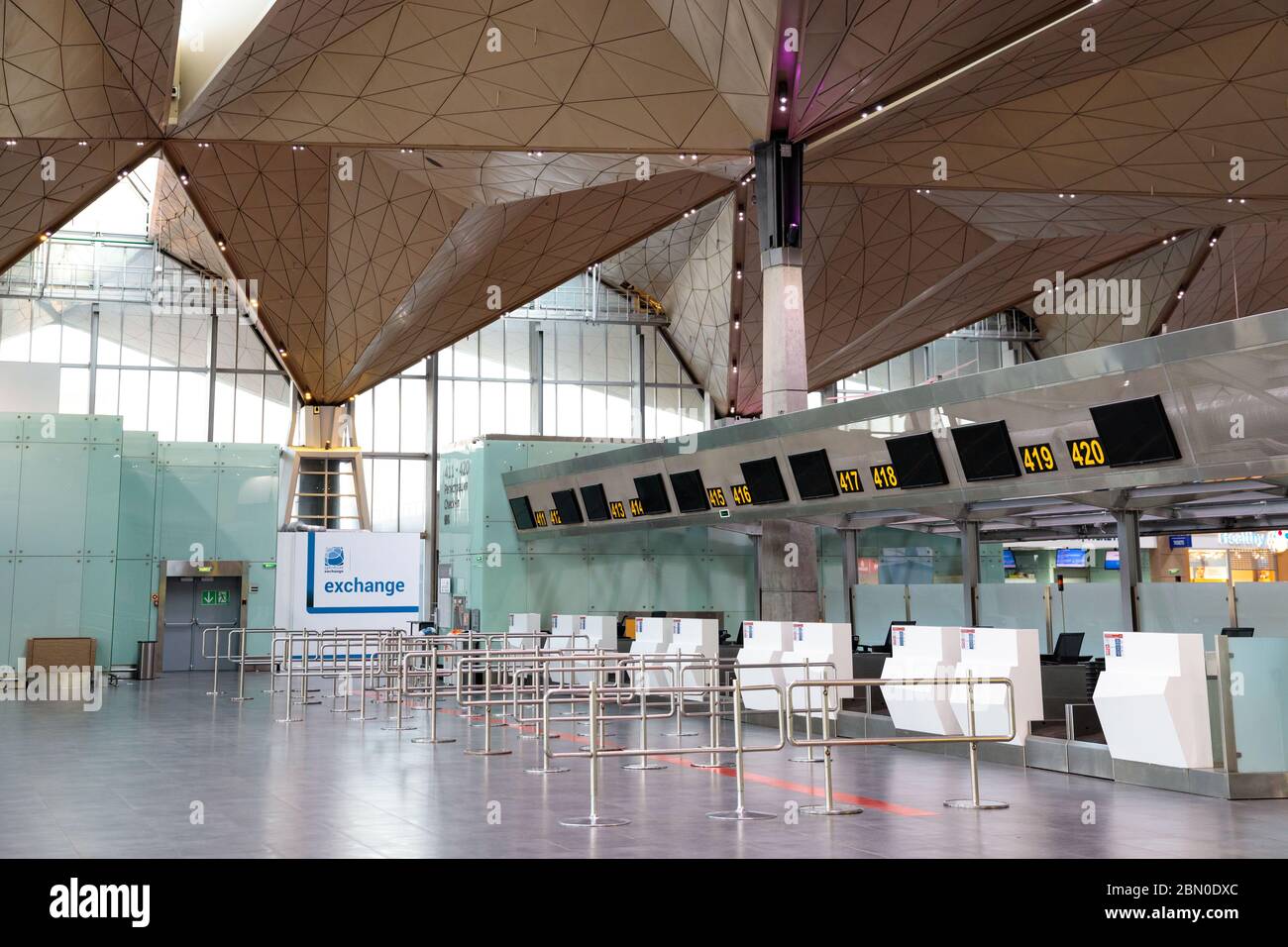 St. Petersburg, Russland – 24. April 2020. Leere Check-in-Schalter am Pulkovo Flughafenterminal wegen der Coronavirus-Pandemie, Covid-19-Ausbruch Reiseauflagen Stockfoto