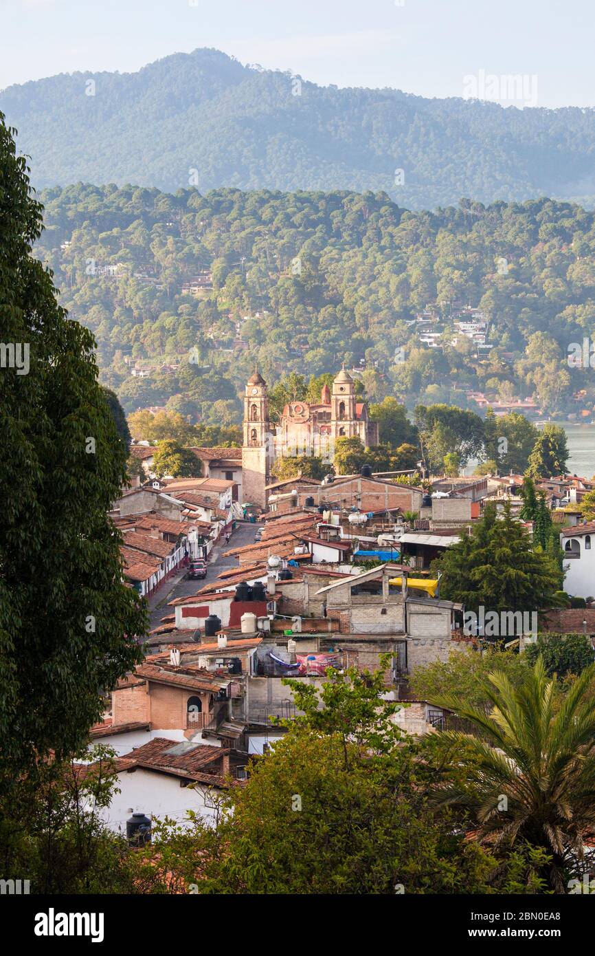 Tempel von Santa Maria Ahuacatlan im Valle de Bravo im Bundesstaat Mexiko, Mexiko. Stockfoto