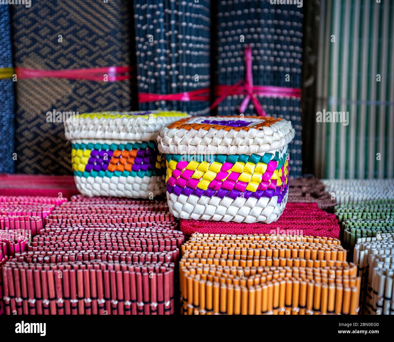 Schmuckkästchen aus Schilf auf einem Markt im Valle de Bravo in Mexiko. Stockfoto