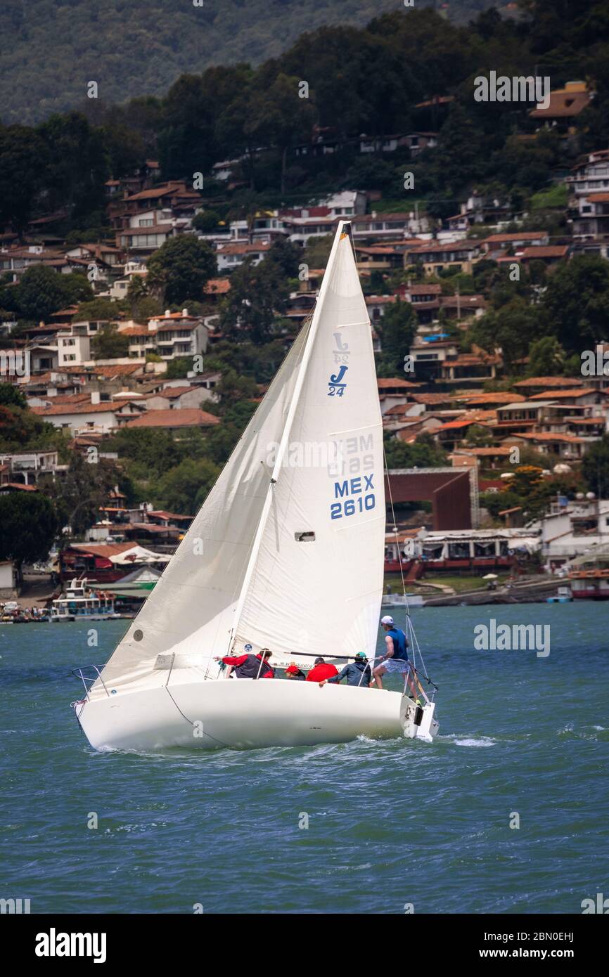 Ein Segelboot fährt den Wind in der Stadt Valle de Bravo im Bundesstaat Mexiko, Mexiko. Stockfoto