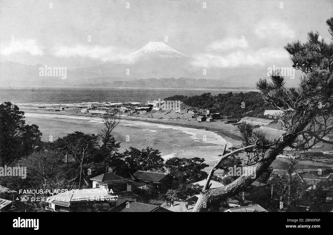 [ 1920er Jahre Japan - Mt. Fuji von Enoshima ] - Blick auf den Mt. Fuji von Enoshima in Kanagawa (江ノ島海岸ヨリ富士山を望ム), ca. 1920er Jahre. Vintage-Postkarte des 20. Jahrhunderts. Stockfoto