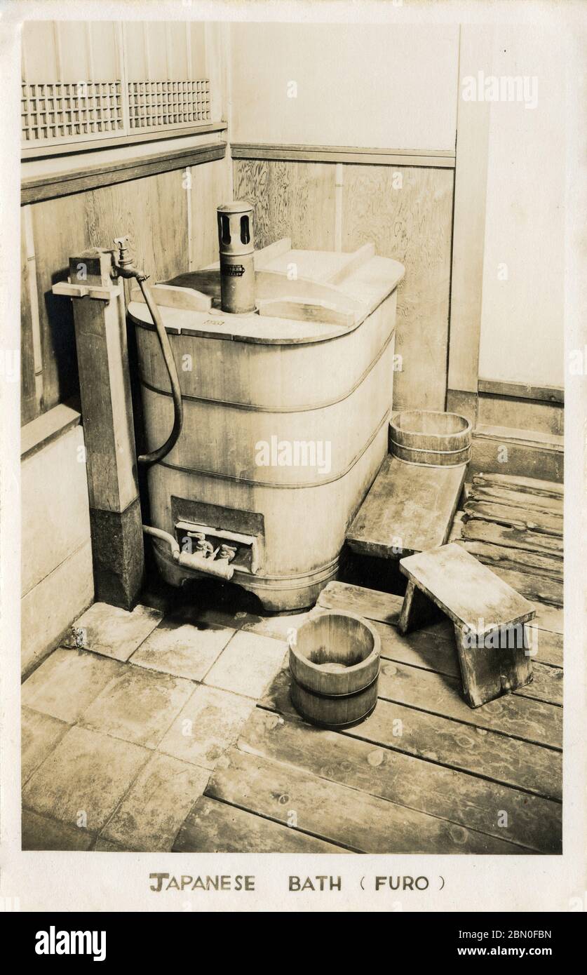[ Japan der 1920er Jahre - Japanische Badewanne ] - Japanische Badewanne aus Holz während der frühen Showa-Periode (1926-1989). Vintage-Postkarte des 20. Jahrhunderts. Stockfoto