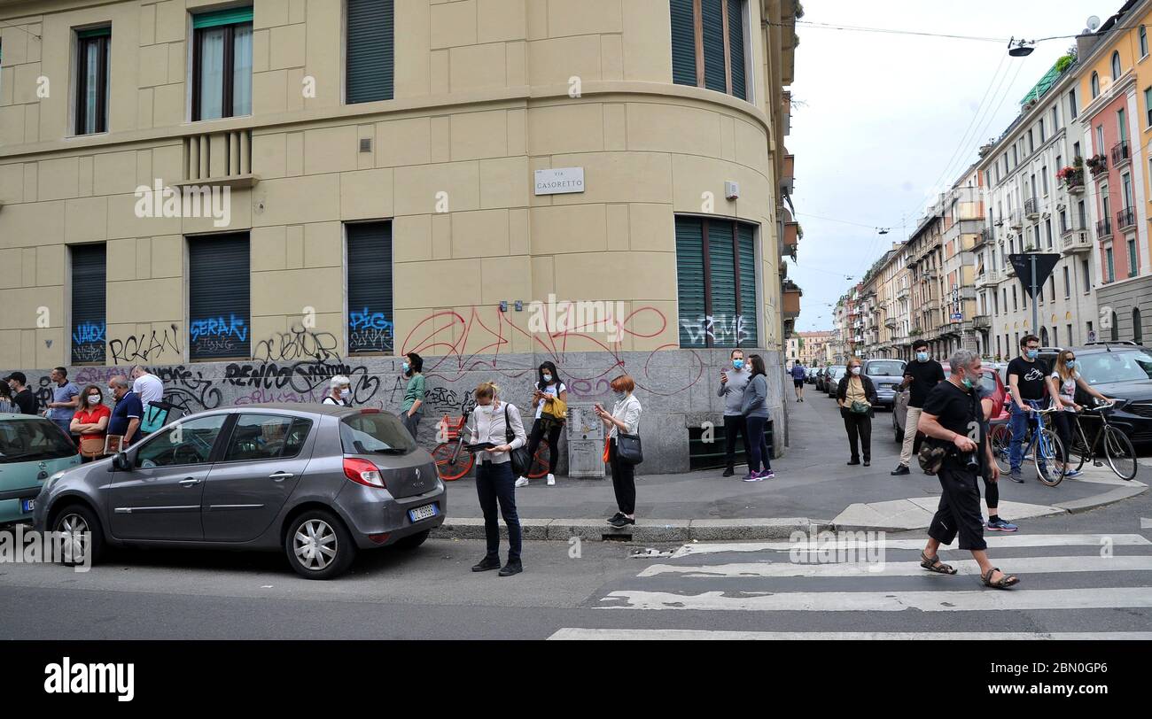 Mailand, Italien. Mai 2020. Die Menschen besuchen die Rückkehr der italienischen Freiwilligen Silvia Romano, 25, die vor 18 Monaten von Dschihadisten in Kenia entführt wurde. (Foto: Eyepix Group/Pacific Press) Quelle: Pacific Press Agency/Alamy Live News Stockfoto