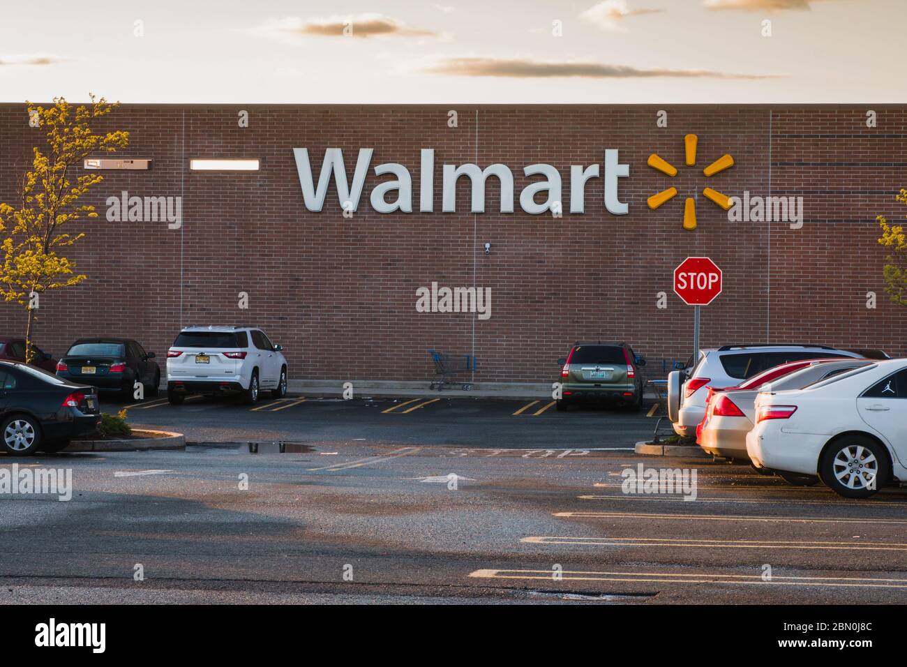 Bild eines Walmart-Stores in New Jersey während der Covid-19 Pandemie von 2020. Stockfoto