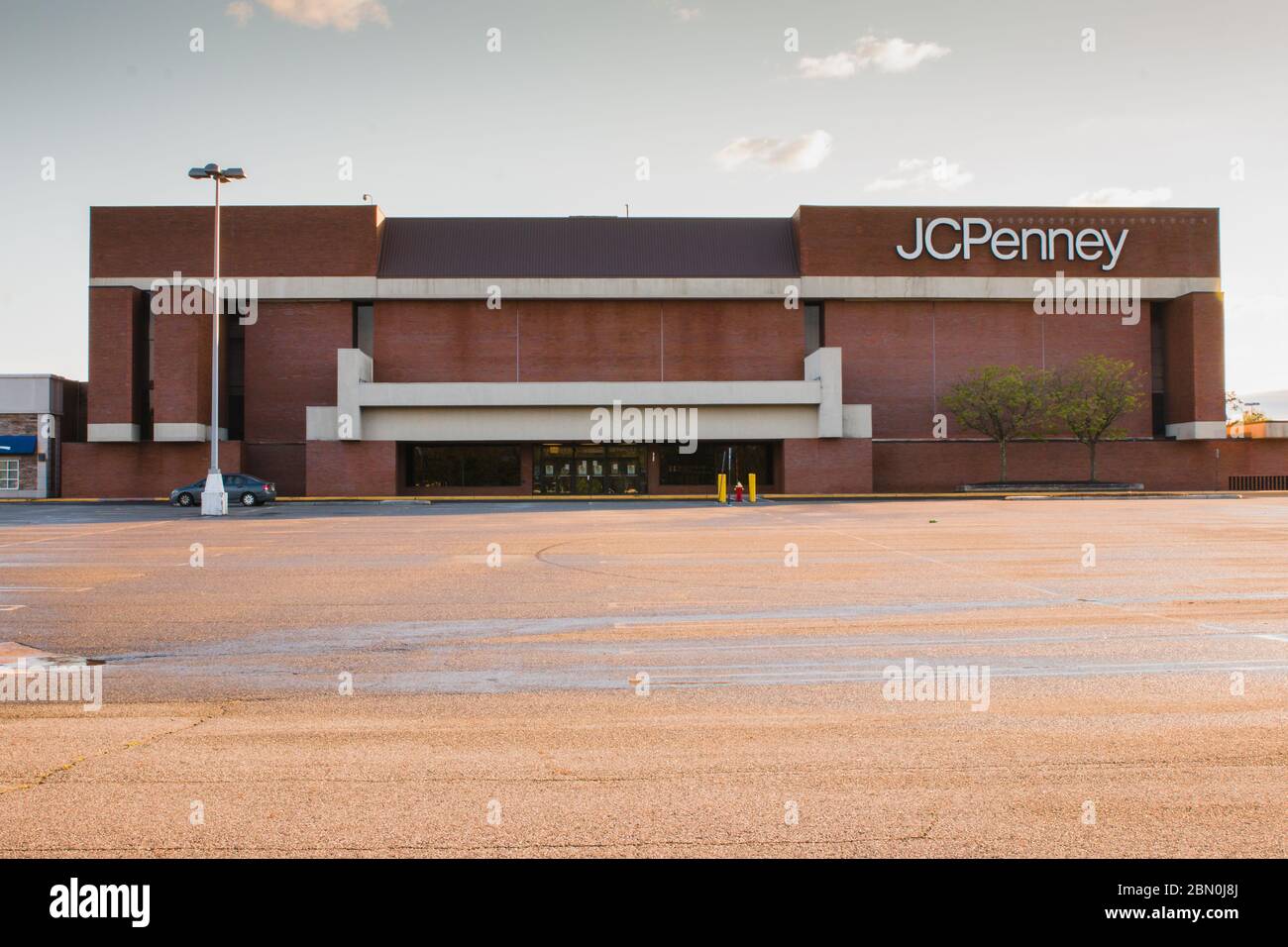Covid-19 von 2020 zwingt Einzelhandelsgeschäfte zu schließen. Bild eines leeren Parkplatzes vor einem JC Penny-Einzelhandelsgeschäft in New Jersey. Stockfoto