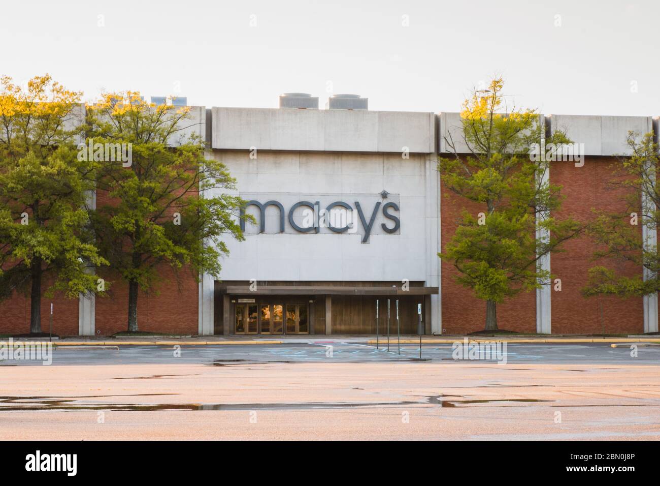 Covid-19 von 2020 zwingt Einzelhandelsgeschäfte zu schließen. Bild eines leeren Parkplatzes vor einem Macy's-Einzelhandelsgeschäft in New Jersey. Stockfoto