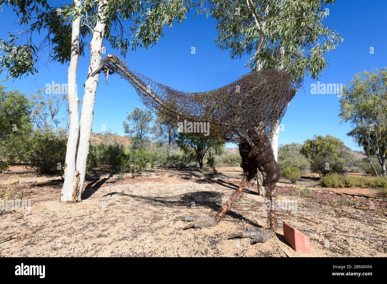 Metallkunstwerk eines emu im Olive Pink Botanic Garden, Alice Springs, Northern Territory, NT, Australien Stockfoto