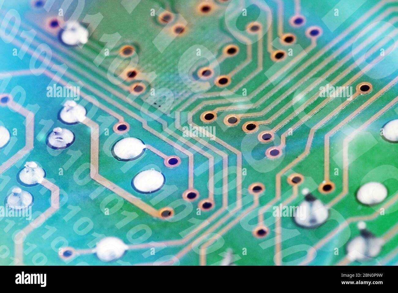 Futuristische elektronische Platine mit Binärcode. Netzwerk- und Big-Data-Konzept, Elemente der künstlichen Intelligenz . Stockfoto