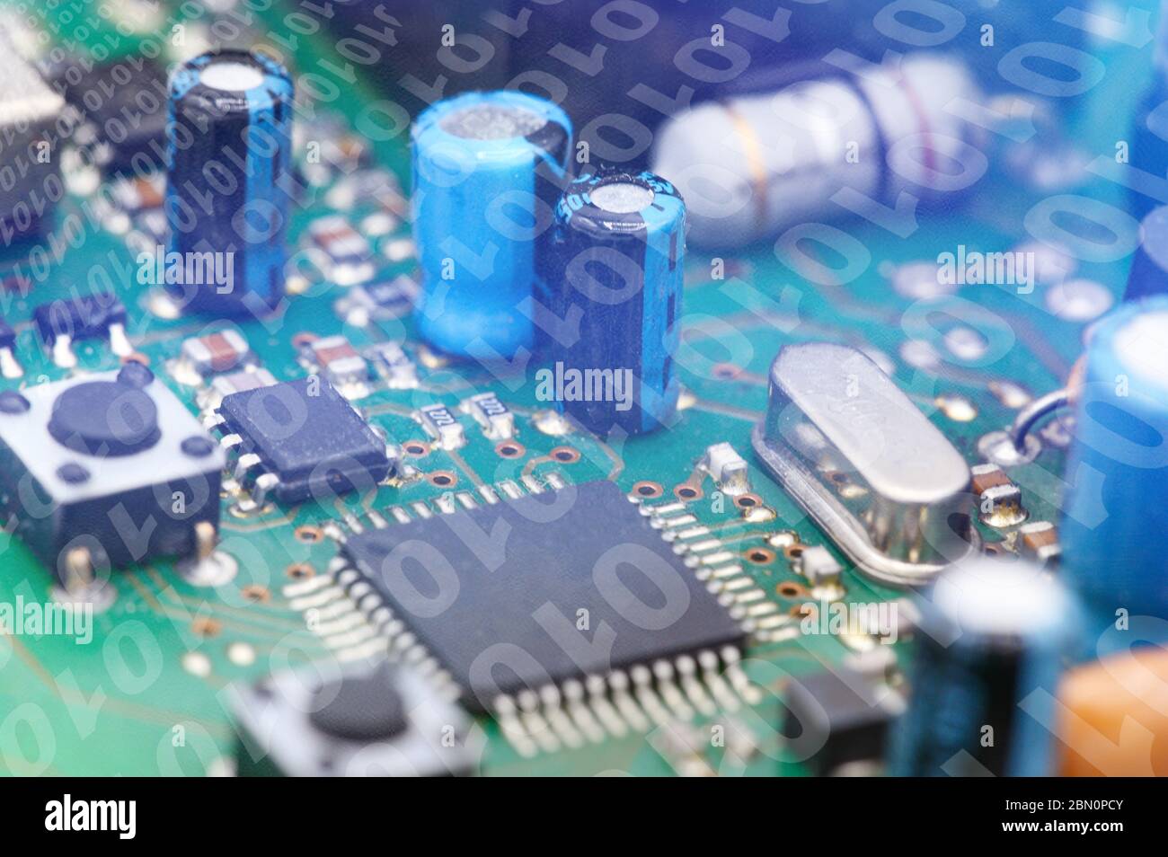 Futuristische elektronische Platine mit Binärcode. Netzwerk- und Big-Data-Konzept, Elemente der künstlichen Intelligenz . Stockfoto