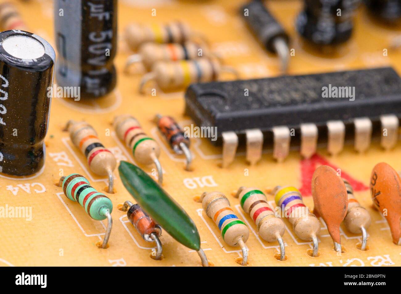 Alte alte alte alte Leiterplatte mit elektronischen Komponenten. Nahaufnahme mit flachem Freiheitsgrad . Stockfoto