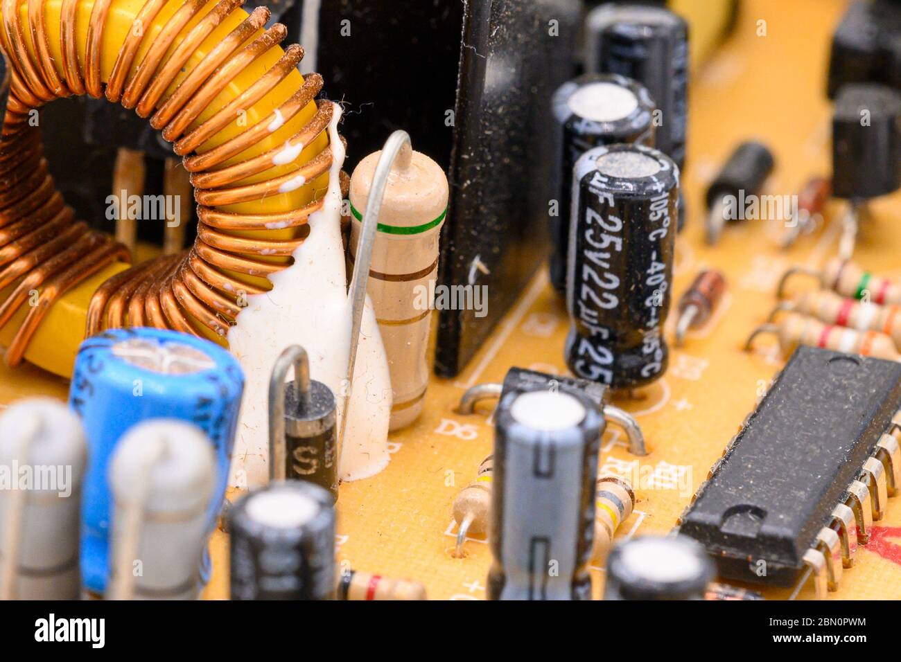 Alte alte alte alte Leiterplatte mit elektronischen Komponenten. Elektronische Spule im Vordergrund. Nahaufnahme mit flachem Freiheitsgrad . Stockfoto