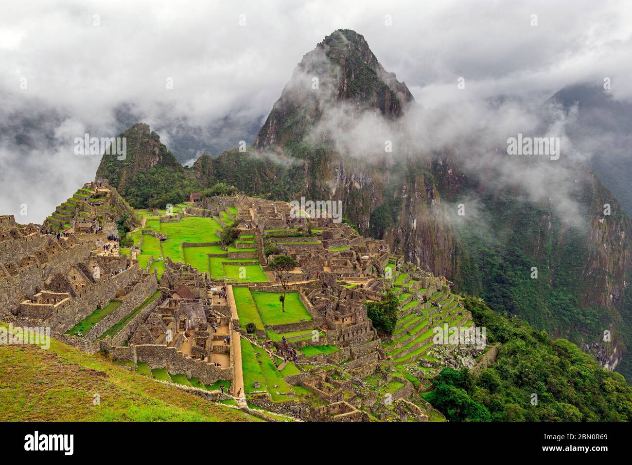 Die Machu Picchu Inka Ruine im Nebel, Provinz Cusco, Peru. Stockfoto