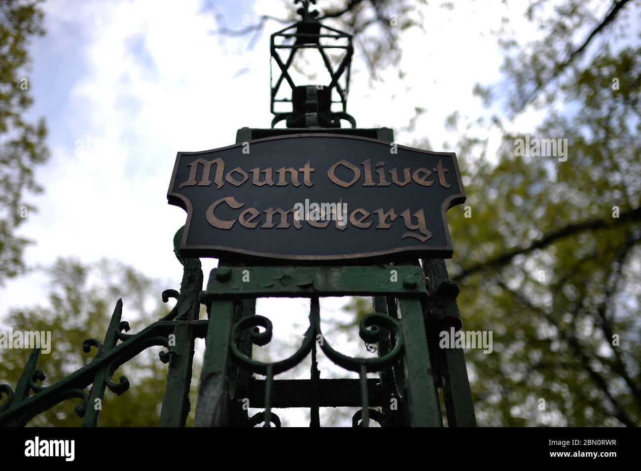 New York City, USA. Mai 2020. Mount Olivet Cemetery im Queens-Bezirk von New York, NY 11. Mai 2020. Omar Rodriguez, Beerdigungsdirektor Gerard Neufeld Beerdigung und Sohn von Jose Rodriguez, starb an einem akuten Atemnot-Syndrom, das durch COVID-19 verursacht wurde. (Anthony Behar/Sipa USA) Credit: SIPA USA/Alamy Live News Stockfoto