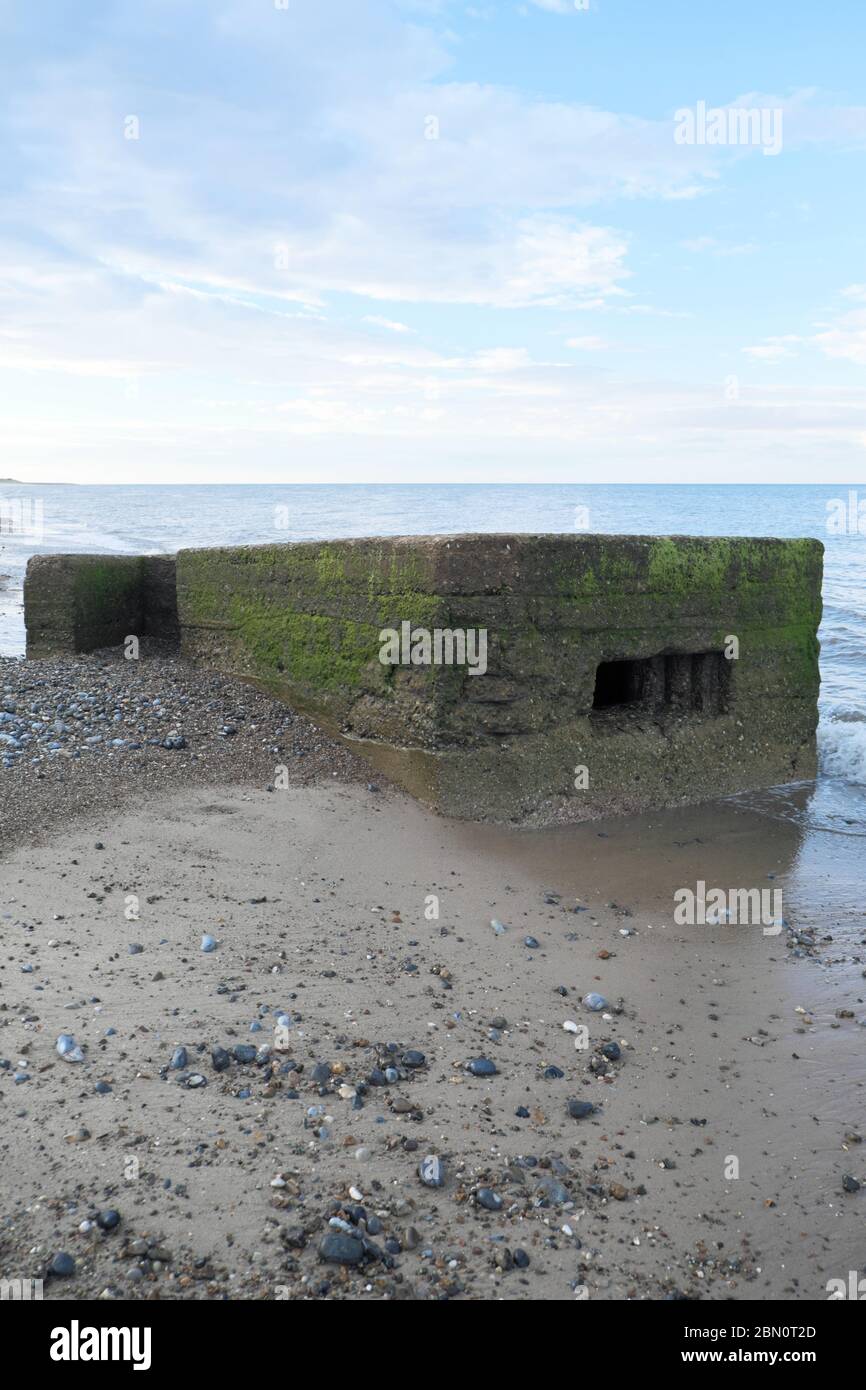 Ein Pillbox aus dem 2. Weltkrieg, der durch Küstenerosion am Hemsby Beach, Norfolk England, ausgesetzt ist. Stockfoto