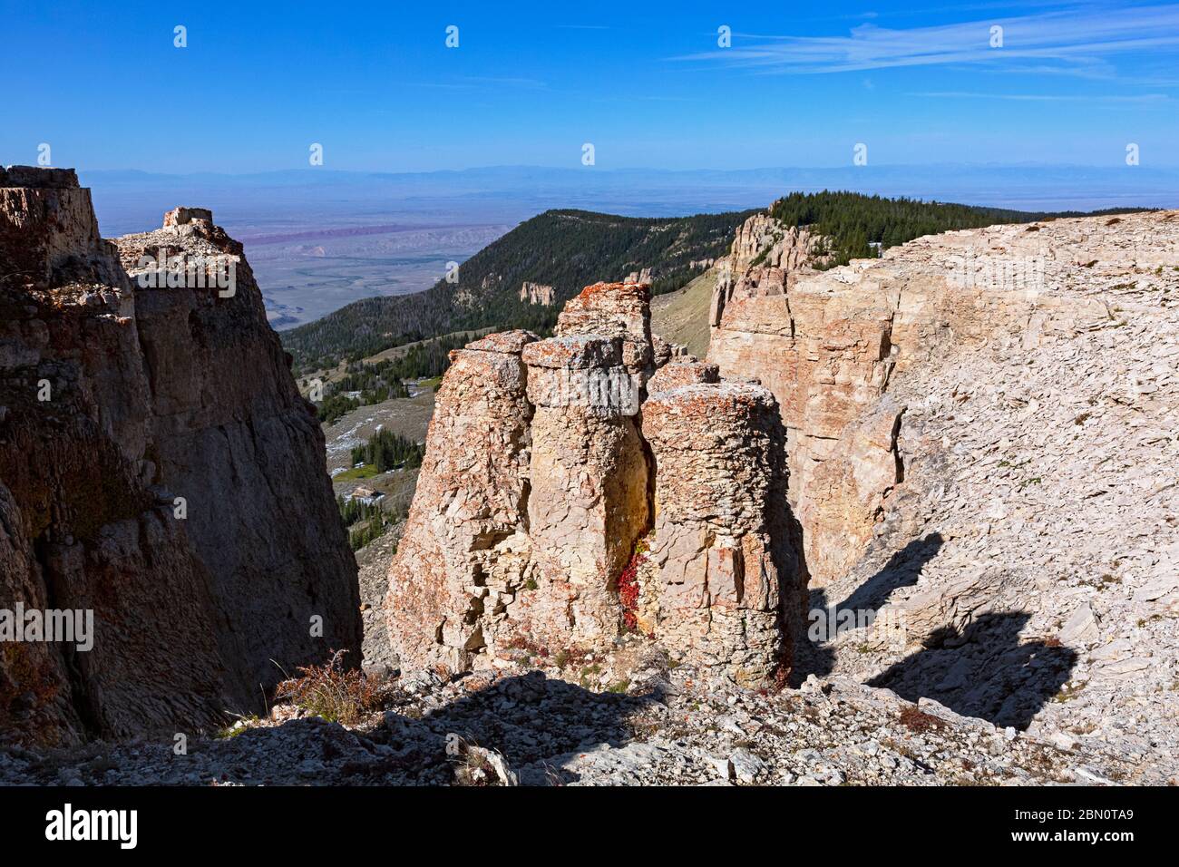 WY04205-00...WYOMING - Blick auf die Säulen aus erodiertem Kalkstein entlang der Klippen mit Blick auf das große Becken westlich der Bighorn Mountains. Stockfoto