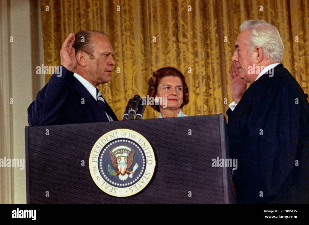 Der oberste Richter Warren Burger, der Präsident Gerald Ford nach dem Rücktritt von Richard Nixon den Amtseid abgab, 9. August 1974 Stockfoto
