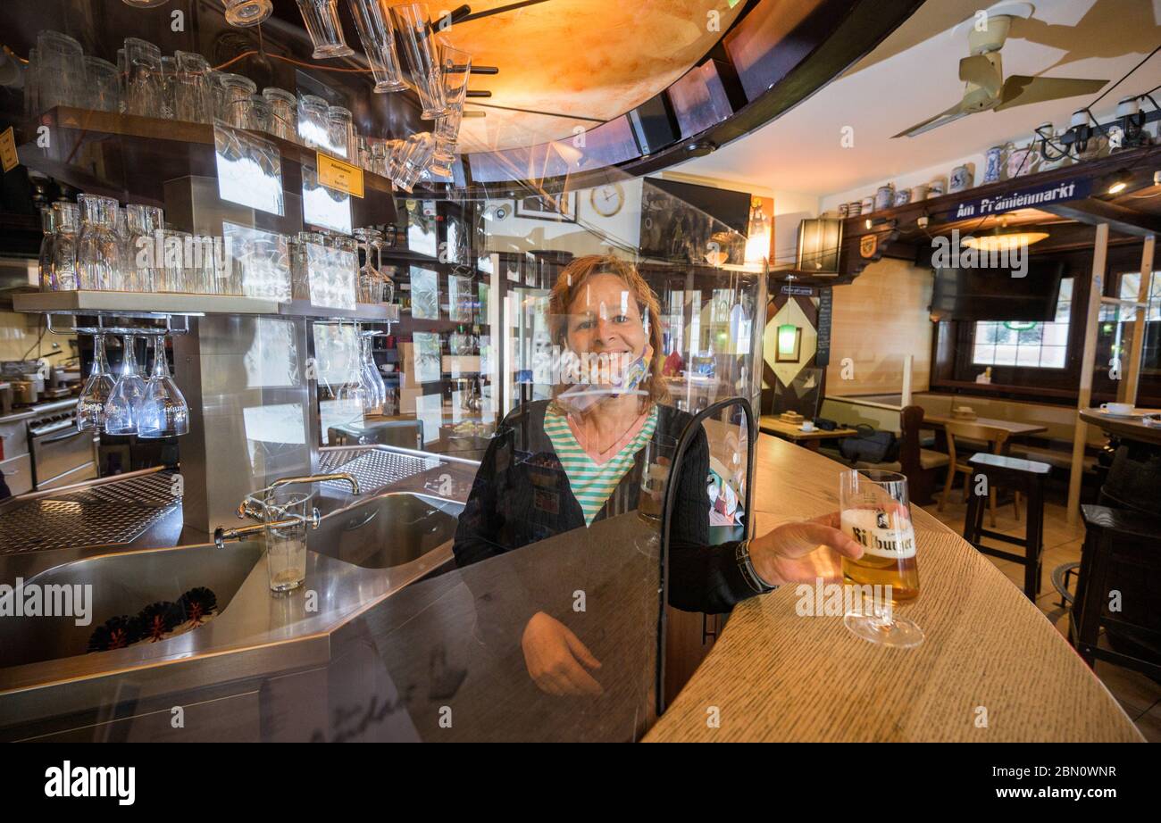 Mainz, Deutschland. Mai 2020. Janine Geibel-Emden, Pächter des Traditionsvertaufens "zur Andau", steht hinter einem Spießhüter an der Theke. Die Taverne im Stadtzentrum will unter Einhaltung der Corona Hygienevorschriften wieder eröffnet werden. Die Landesregierung in Rheinland-Pfalz hat zum Mai 13 grünes Licht für das Restaurant gegeben. Quelle: Andreas Arnold/dpa/Alamy Live News Stockfoto