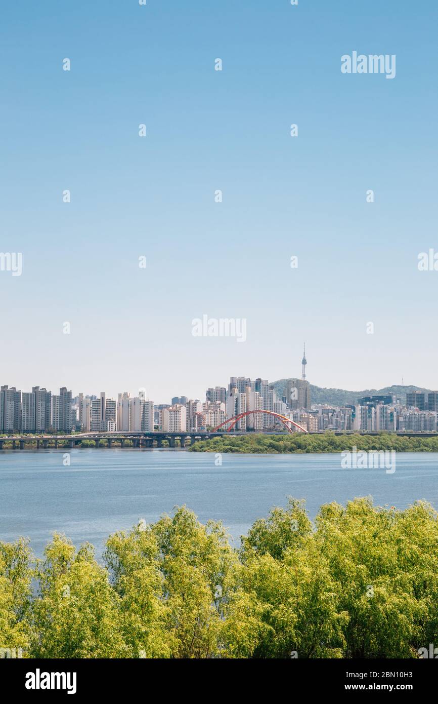 Moderne Wohngebäude und Han River Park in Seoul, Korea Stockfoto