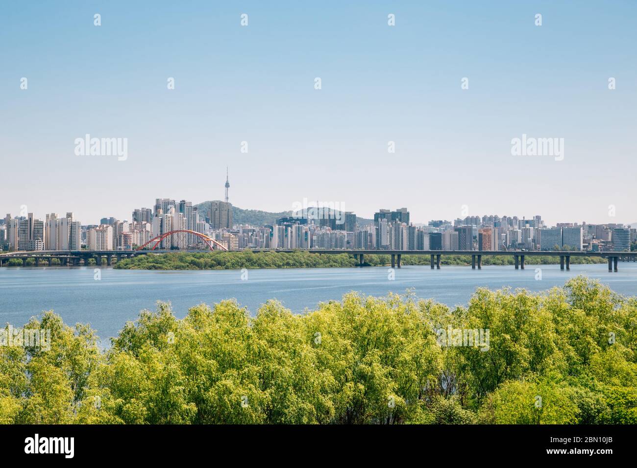 Moderne Wohngebäude und Han River Park in Seoul, Korea Stockfoto