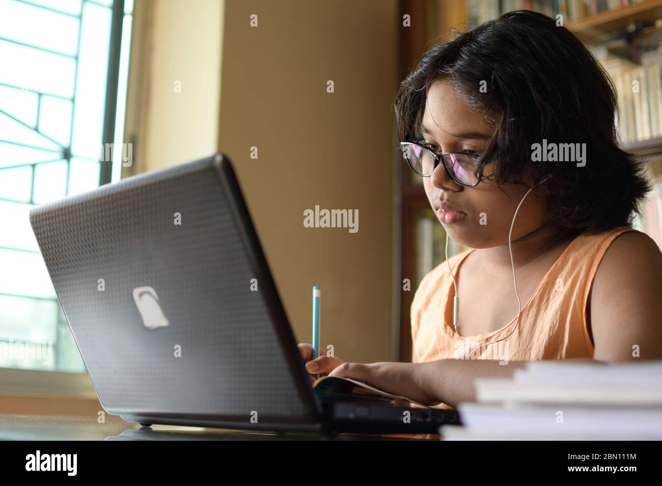 Mädchen der indischen Schule besucht ihren Online-Kurs während ihres Aufenthalts zu Hause in der Sperrzeit wegen einer Pandemie des Corona-Virus (COVID-19). Stockfoto