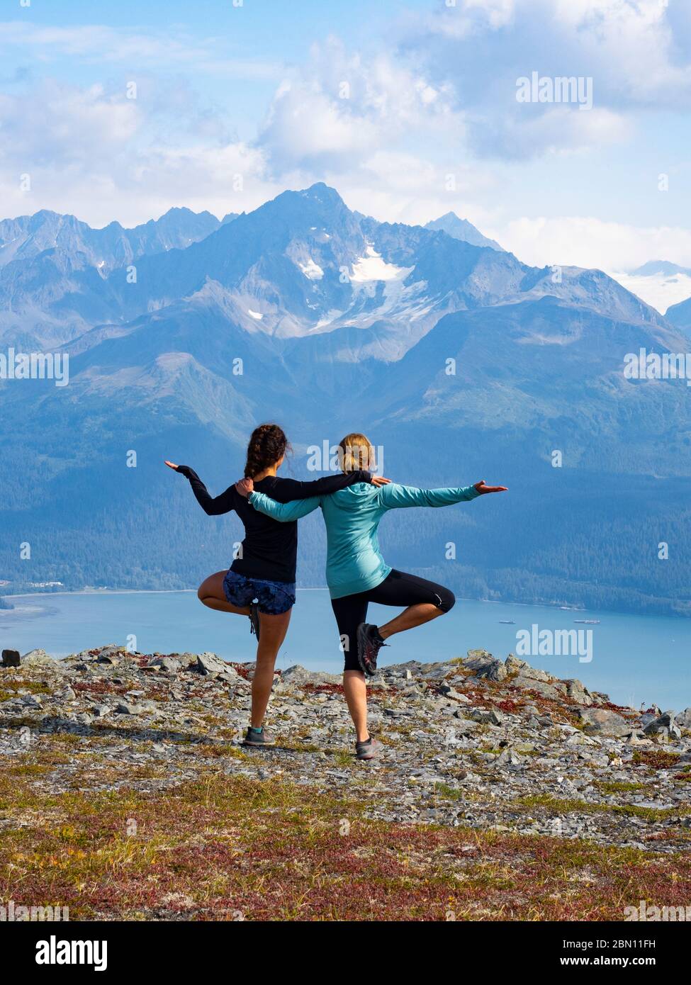 Yoga in den Bergen oberhalb der Resurrection Bay, Seward, Alaska. Stockfoto