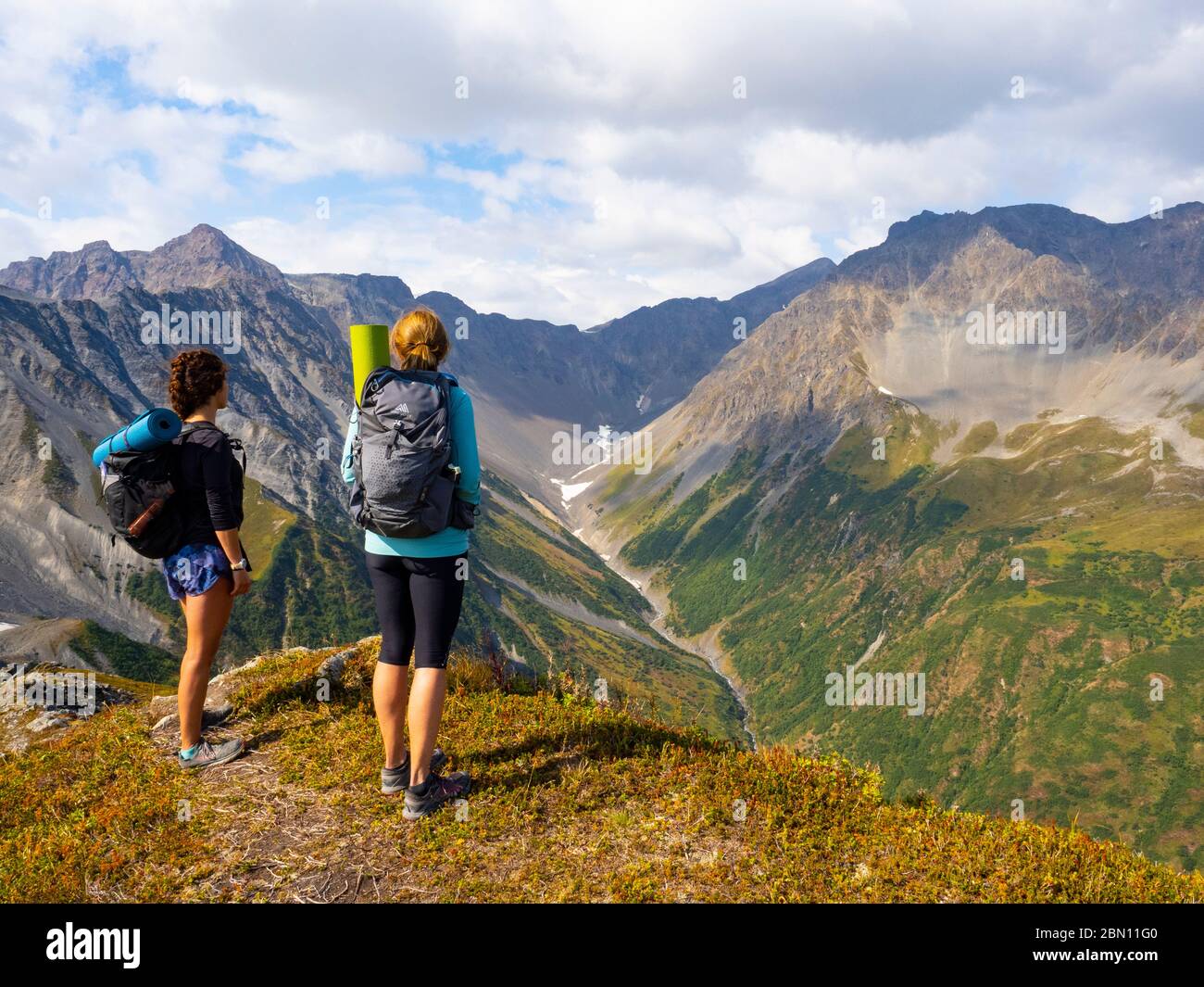 Yoga in den Bergen oberhalb der Resurrection Bay, Seward, Alaska. Stockfoto
