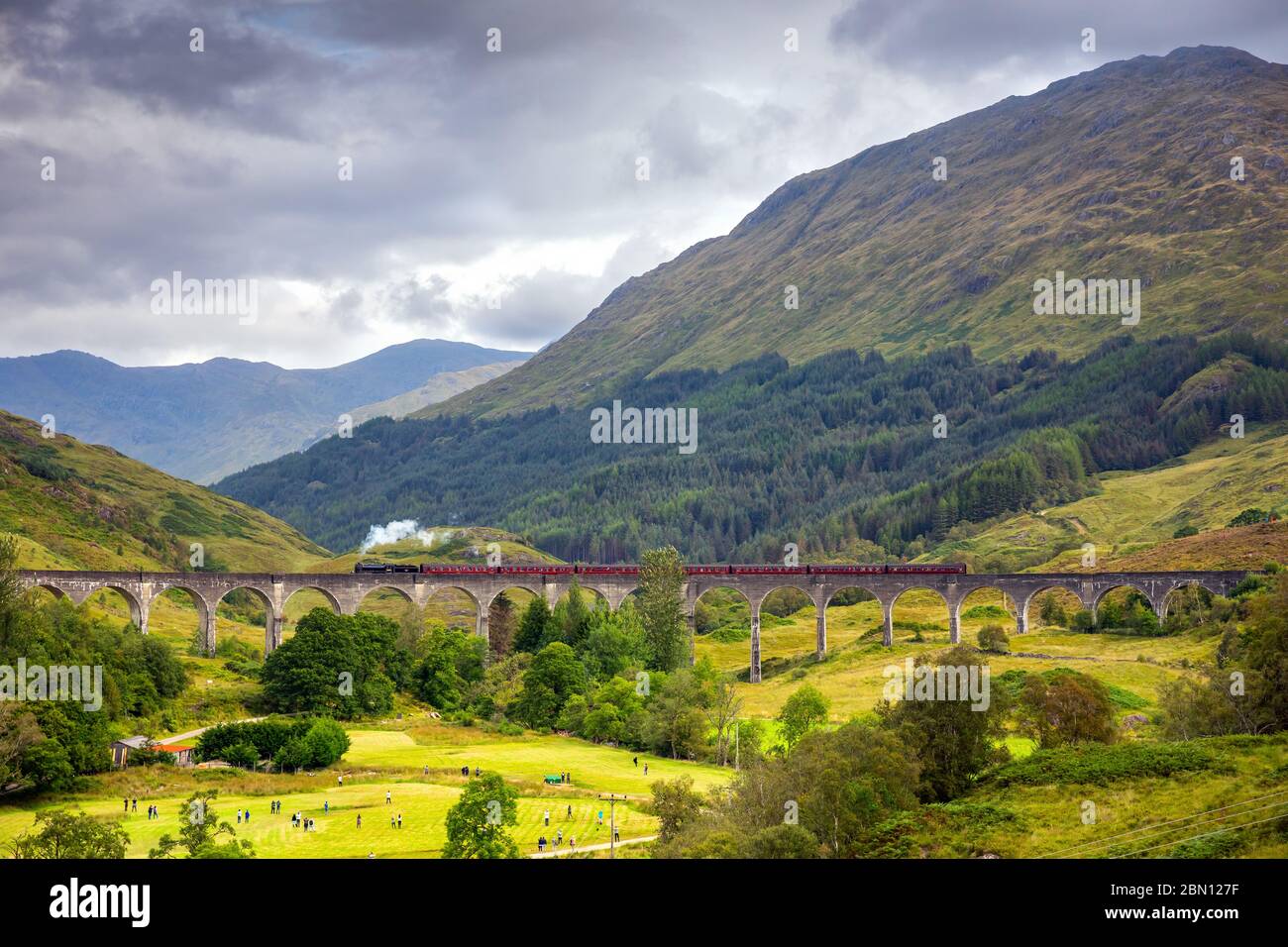 Jacobite Steam Train (AKA der Hogwarts Express) ist eine der weltweit großen Bahnfahrten auf der West Highland Line in Schottland zwischen Stockfoto