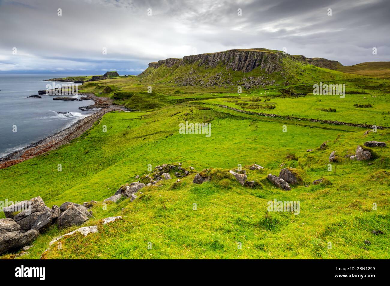 Blick in Richtung Brothers Point, auch bekannt als Rubha nam Brahhairean, in der Nähe von Culnacnoc, Isle of Skye, Großbritannien Stockfoto