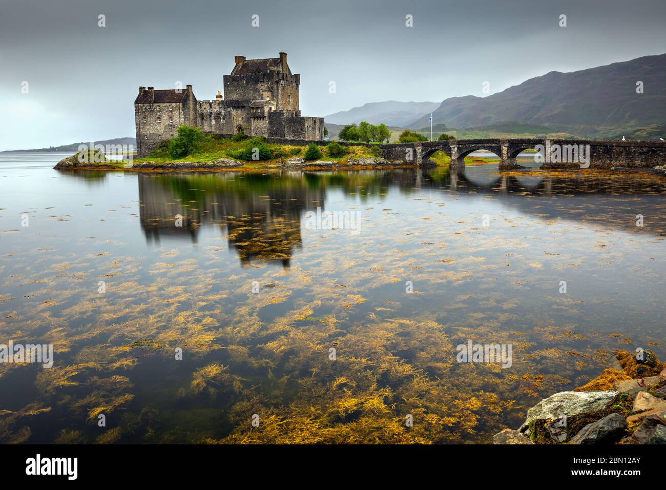 Eilean Donan Castle liegt auf einer kleinen Gezeiteninsel, wo drei Seen Loch Duich, Loch Long und Loch Alsh auf das Meer im westlichen schottischen Hochland treffen Stockfoto