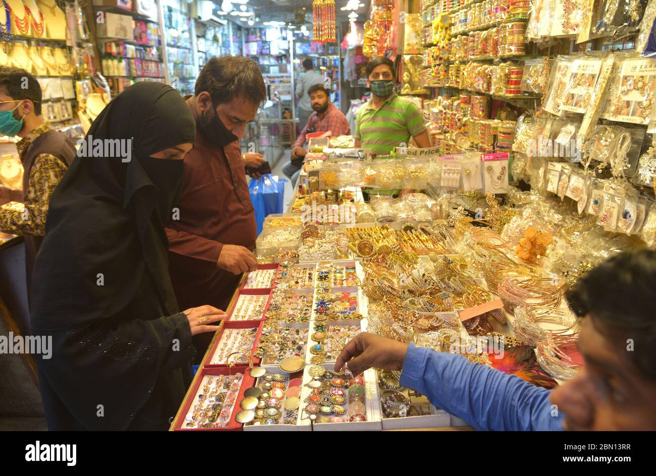 Lahore, Pakistan. Mai 2020. Pakistanische Bevölkerung Nachdem die Märkte wieder geöffnet werden, kauft die Regierung auf dem Basar von Anarkali ein, während sie die wochenlange landesweite Lockdown, die als vorbeugende Maßnahme gegen das (COVID-19) Coronavirus in der Provinzhauptstadt Lahore verhängt wurde, entspannt. (Foto von Rana Sajid Hussain/Pacific Press) Quelle: Pacific Press Agency/Alamy Live News Stockfoto