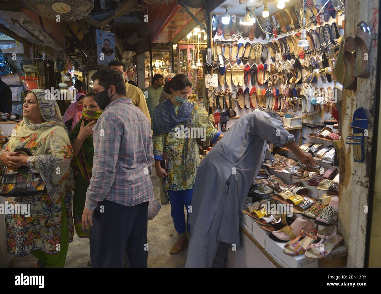 Lahore, Pakistan. Mai 2020. Pakistanische Bevölkerung Nachdem die Märkte wieder geöffnet werden, kauft die Regierung auf dem Basar von Anarkali ein, während sie die wochenlange landesweite Lockdown, die als vorbeugende Maßnahme gegen das (COVID-19) Coronavirus in der Provinzhauptstadt Lahore verhängt wurde, entspannt. (Foto von Rana Sajid Hussain/Pacific Press) Quelle: Pacific Press Agency/Alamy Live News Stockfoto