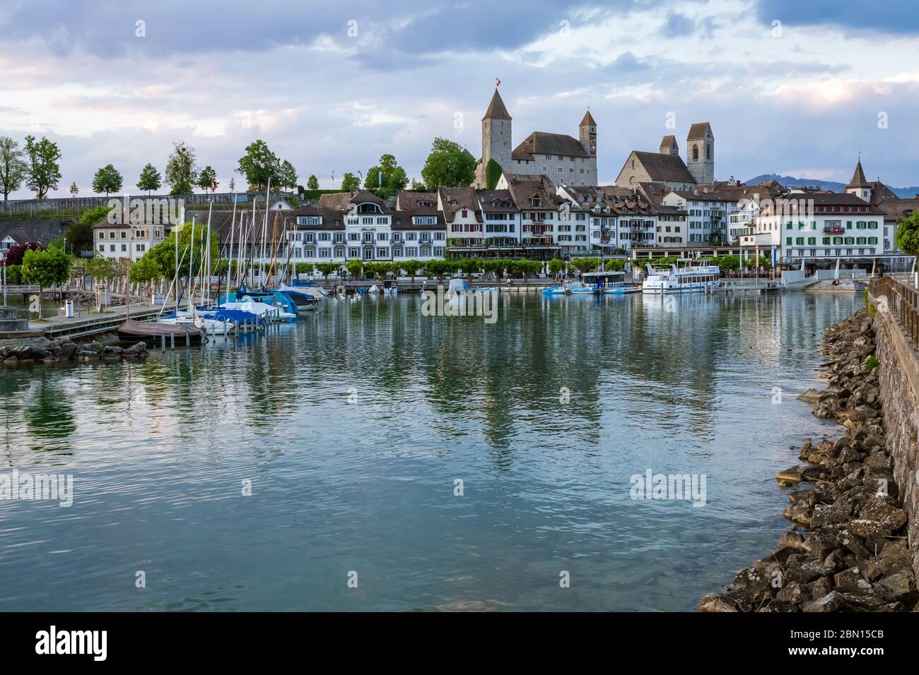 Blick auf den Hafen Rapperswil und die altstadt, die von Schloss und Stadtpfarrkirche dominiert wird Johannes-Kirche), Rapperswil-Jona, St. Gallen, Stockfoto