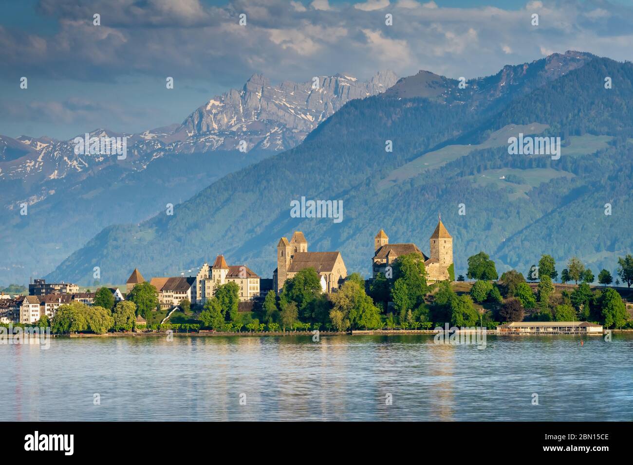 Blick auf die Altstadt von Rapperswil, dominiert von der Burg aus dem 13. Jahrhundert und den alpen im Hintergrund, St. Gallen, Schweiz Stockfoto