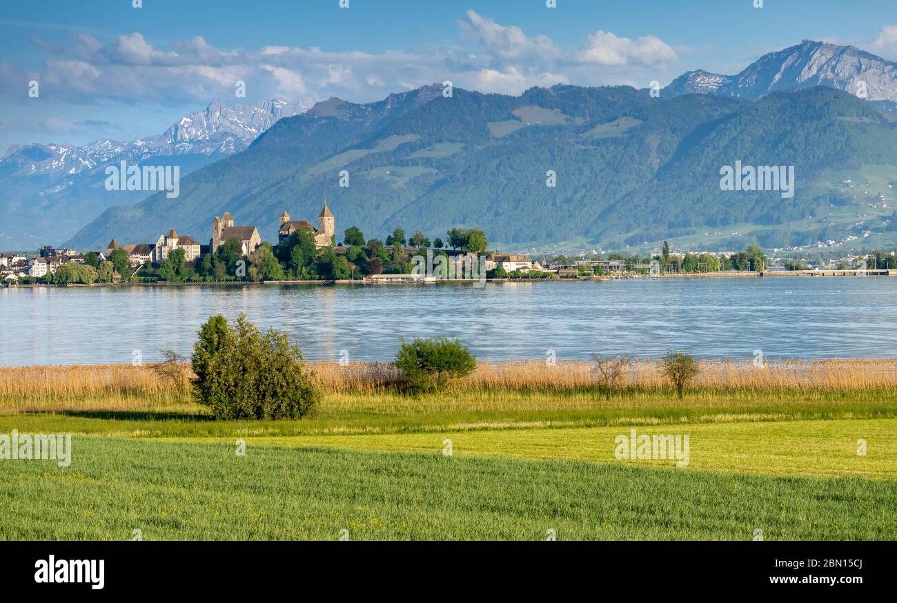 Blick auf die Altstadt von Rapperswil, dominiert von der Burg aus dem 13. Jahrhundert und den alpen im Hintergrund, St. Gallen, Schweiz Stockfoto